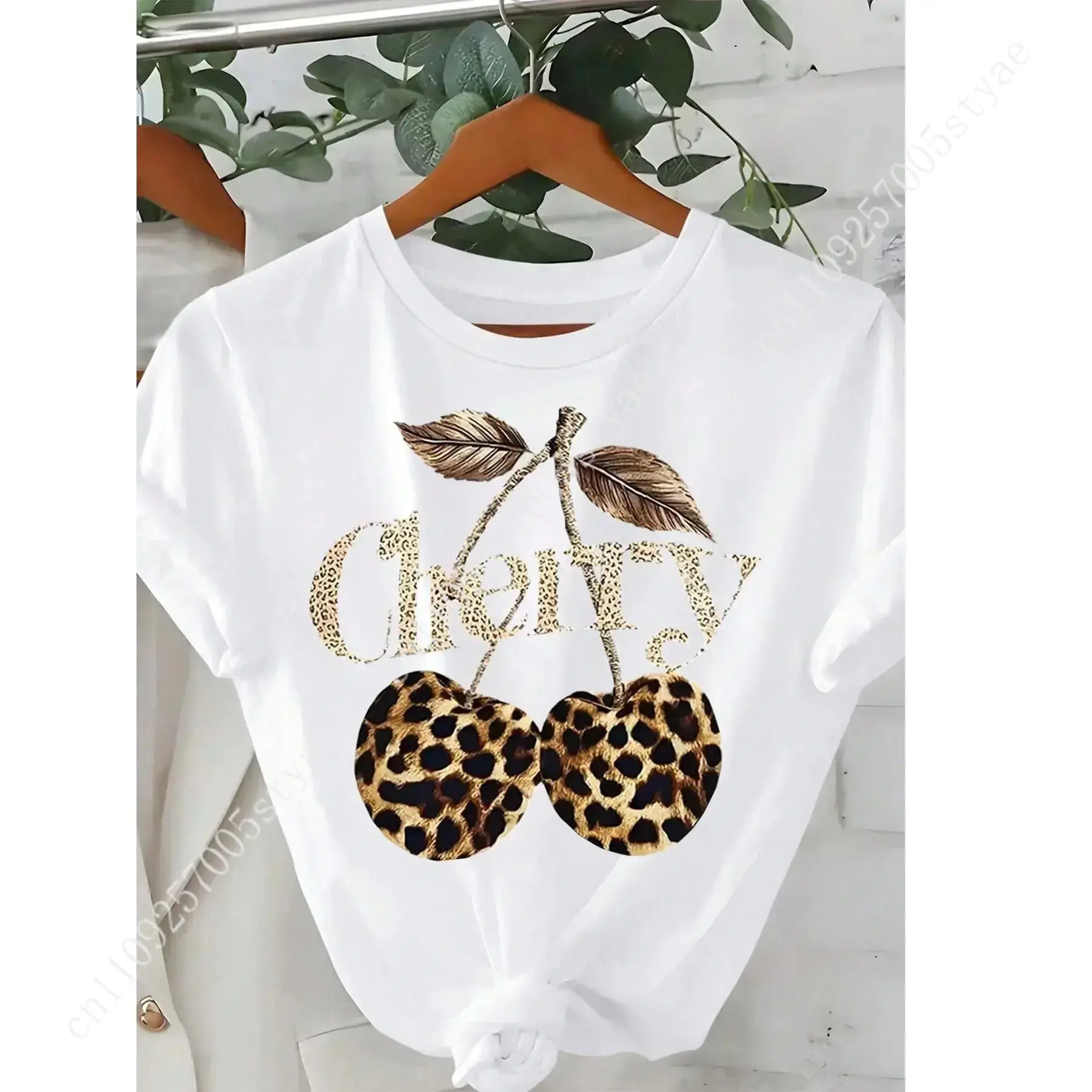 Tee Graphic Print - Kadınlar için Kiraz ve Leopar Desenli